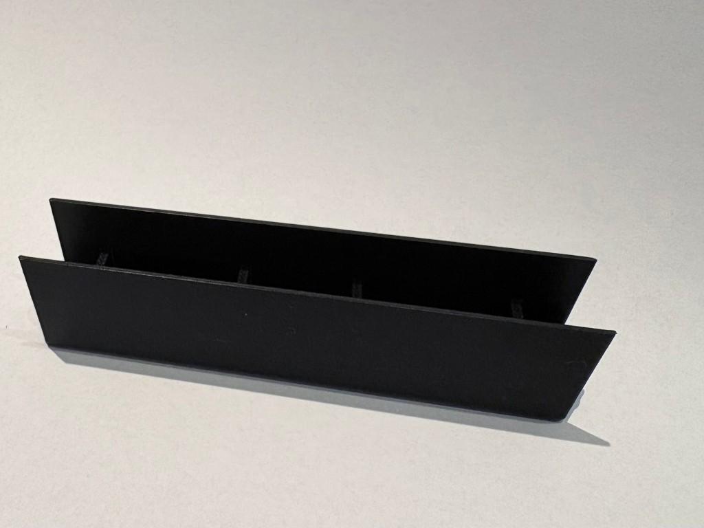 Zwarte verbindingsafdekking voor een rib-rail, onderaanzicht: vlakke onderzijde zonder uitsparing of blauwe markering voor celelementen