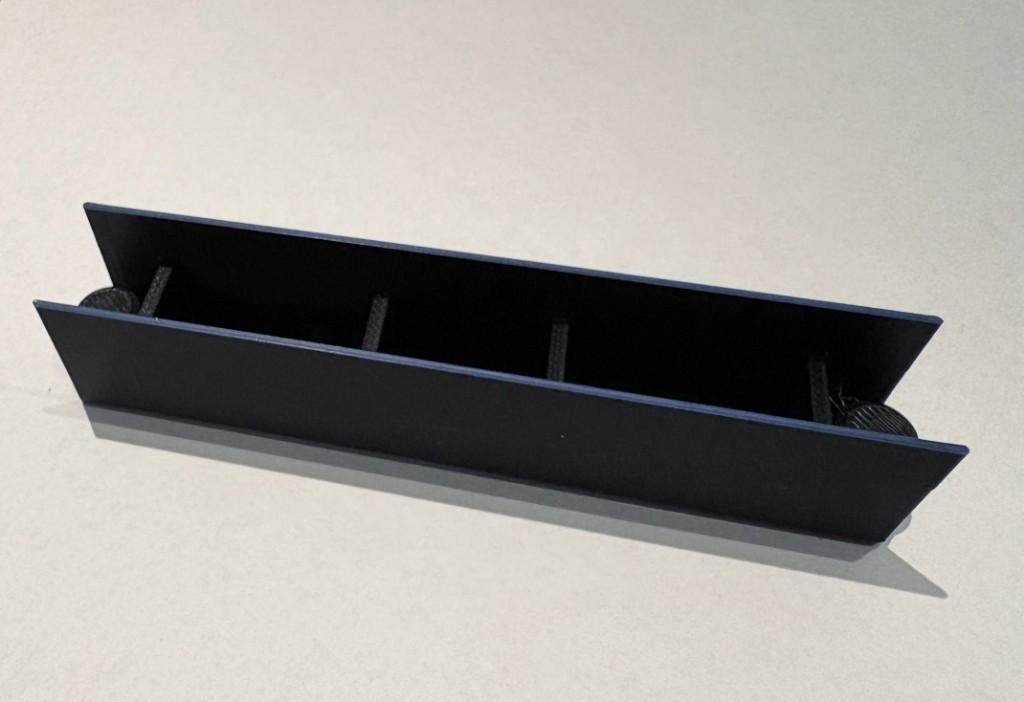 Zwarte verbindingsafdekking, onderaanzicht: twee blauwe markeringen die de toegestane posities voor celelementen aangeven