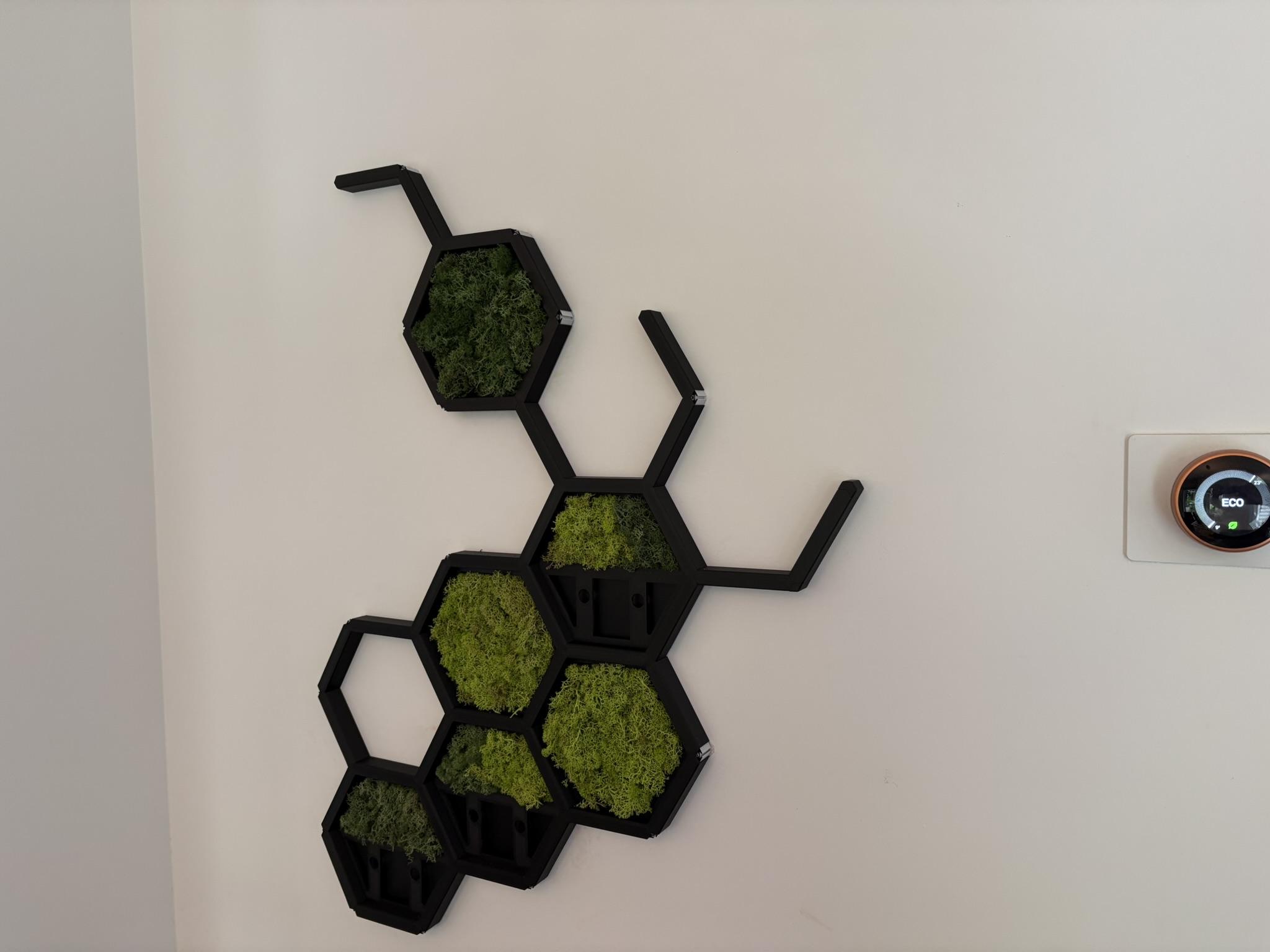Modulaire wandconstructie met lichte verbindingsafdekplaatjes op de verbindingen