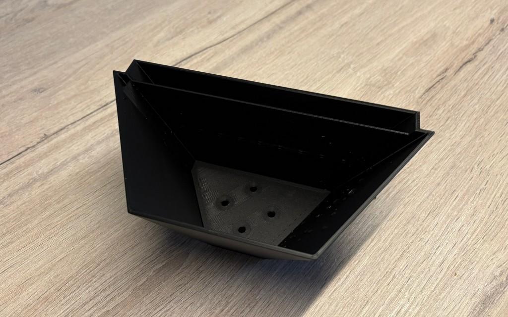 Matzwart 3D-geprint hexagonaal plantenpotje met reservoirgleuf aan de achterkant, dubbele bodem met drainageopeningen en V-vormige montagesleuf, bovenaanzicht op een lichte ondergrond